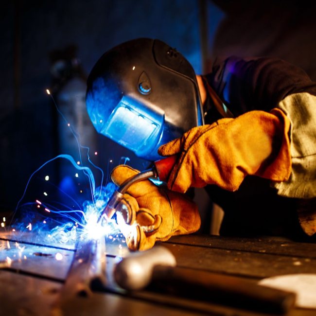 cutting-metal-with-plasma-equipment-plant